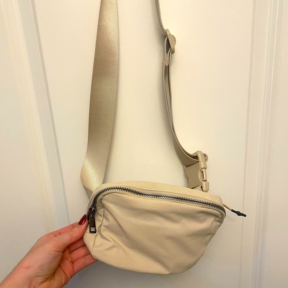 Over the shoulder Fanny pack, perfect condition